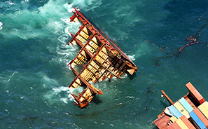 Rena : Container Ship Runs Aground : Tauranga : New Zealand  : Photos : Richard Moore : Photographer